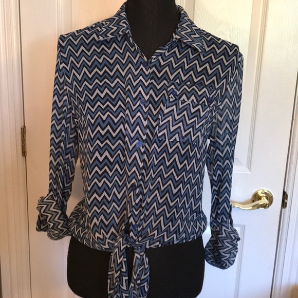 Patterned Button up blouse - Picture 2 of 6